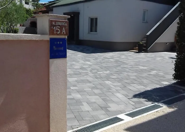 Sarah דירה זאדאר