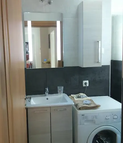 Sarah דירה זאדאר